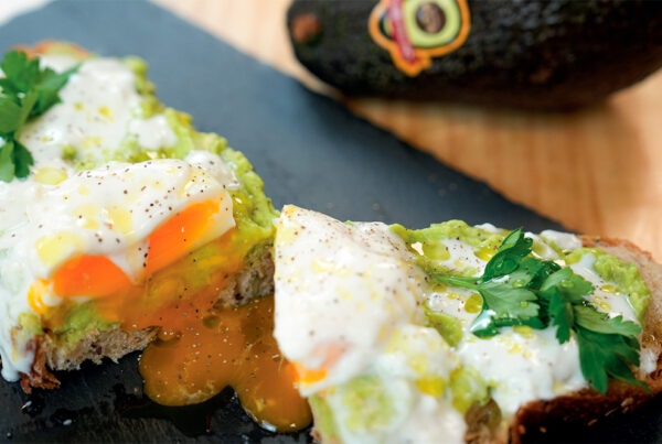 Tosta de aguacate, huevo poché y salsa de yogur